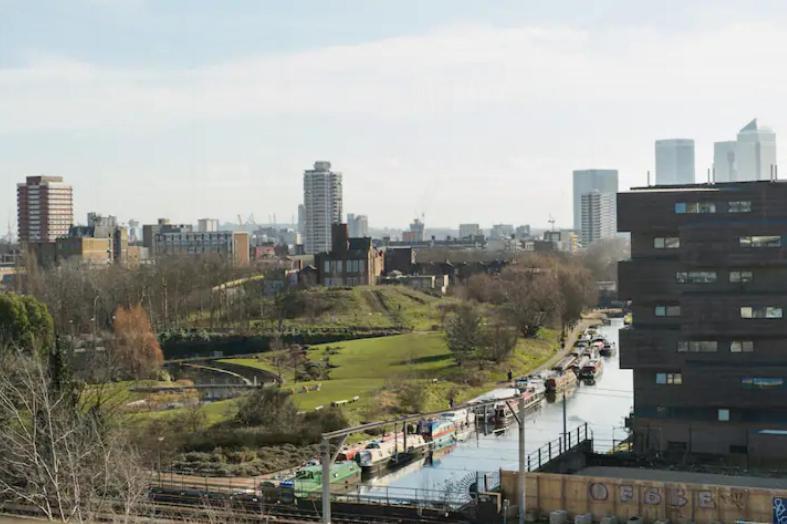 Beautiful With Large Balcony * Londra